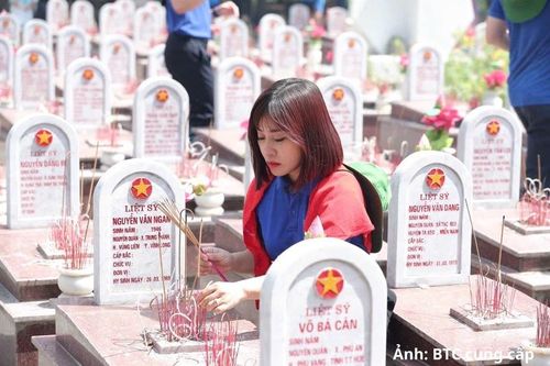 Bí thư Đoàn Thanh niên Bộ Công Thương Nguyễn Ngọc Tâm dâng hương lên phần mộ liệt sĩ