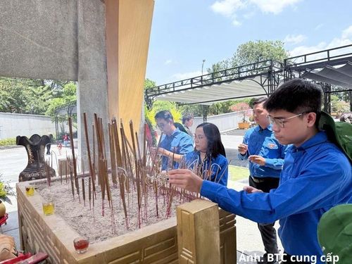Đoàn Thanh niên Bộ Công Thương dâng hương, dâng hoa tại Nghĩa trang Liệt sĩ Quốc gia Đường 9