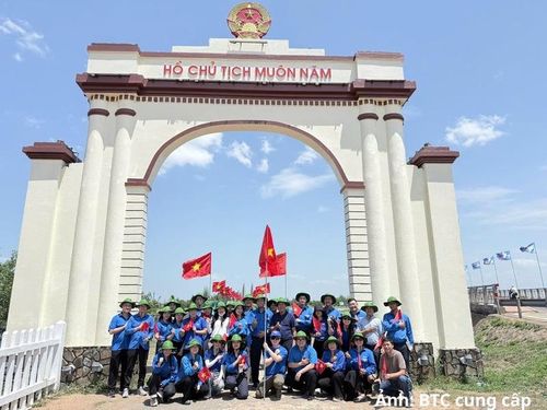 Đoàn Thanh niên Bộ Công Thương tại Di tích quốc gia đặc biệt Đôi bờ Hiền Lương - Bến Hải.