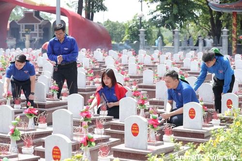 Đoàn Thanh niên Bộ Công Thương dâng hương lên các phần mộ cùa các anh hùng liệt sĩ đã ngã xuống vì nền độc lập của Tổ quốc