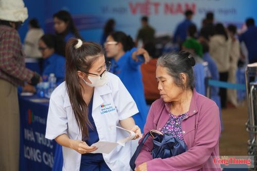 Không chỉ phát thuốc miễn phí, đội ngũ dược sĩ Long Châu còn tư vấn sử dụng thuốc đúng cách, đúng chỉ định cho người dân.