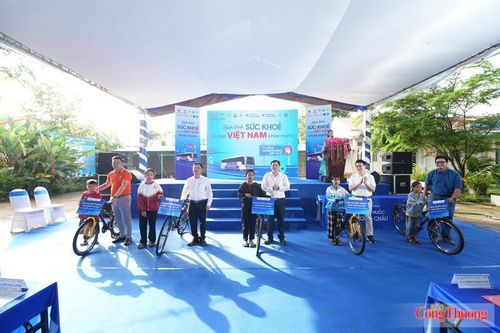 Bên cạnh hoạt động chăm sóc sức khỏe, Ban tổ chức còn trao quà cho các gia đình chính sách có hoàn cảnh khó khăn, tặng xe đạp cho các em học sinh vượt khó đạt thành tích tốt trong học tập.