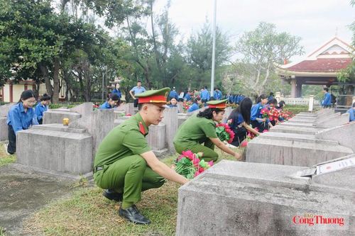 Lực lượng trẻ tổ chức dâng hương, dâng hoa, vệ sinh môi trường, chỉnh trang lại khuôn viên và cẩn thận lau chùi, chăm sóc từng phần mộ liệt sĩ, góp phần tạo nên cảnh quan trang nghiêm, sạch đẹp cho các công trình ghi công tại Nghĩa trang liệt sĩ xã Can Lộc.
