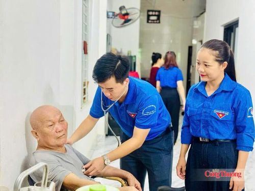 Chi đoàn Trung tâm Y tế xã Thạch Hà tổ chức khám sức khỏe, tư vấn và cấp phát thuốc miễn phí cho các cựu thanh niên xung phong cao tuổi, ốm đau, có hoàn cảnh khó khăn trên địa bàn.