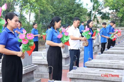 Thông qua hàng loạt phần việc cụ thể và thiết thực được triển khai đồng bộ, rộng khắp, tuổi trẻ Hà Tĩnh tiếp tục khẳng định và phát huy mạnh mẽ vai trò xung kích, tình nguyện trong phong trào "Đền ơn đáp nghĩa", "Uống nước nhớ nguồn".
