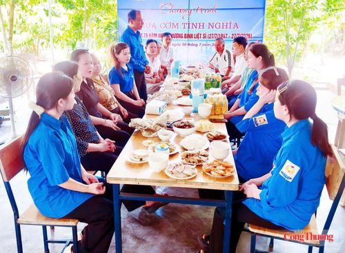 Bữa cơm được diễn ra tại ngôi nhà của bà Phạm Thị Lan (xã Mai Phụ) người đang thờ cúng Mẹ Việt Nam Anh hùng Phạm Thị Bét, liệt sĩ Trần Quốc Sử (chồng) và liệt sĩ Phạm Văn Lam (em ruột).
