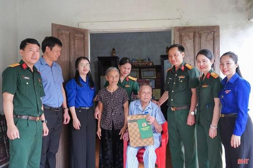 Trong khuôn khổ chương trình, Ban Tổ chức đến thăm, trao quà cho ông Trần Thoại (sinh năm 1935) - chiến sĩ chống Pháp (trú thôn Hồng Vượng, xã Can Lộc).