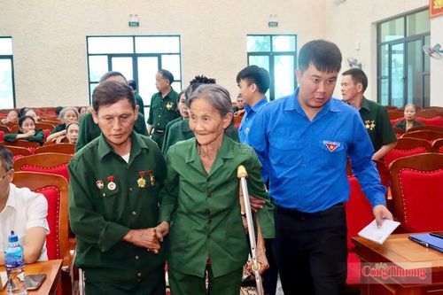 Tại phường Nam Hồng Lĩnh, Đoàn phường phối hợp với Hội Cựu thanh niên xung phong tổ chức chương trình gặp mặt, tri ân các cựu thanh niên xung phong.