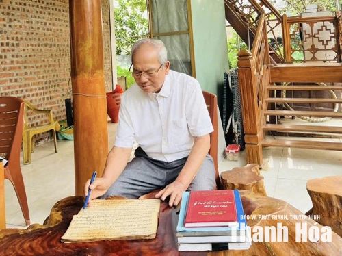 Nghệ nhân ưu tú Hà Công Mậu, thôn Cành Nàng, xã Bá Thước tâm huyết gìn giữ và phát huy bản sắc văn hóa dân tộc Thái.