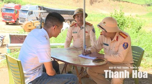 Tổ công tác của Đội CSGT số 3, Phòng CSGT, Công an tỉnh Thanh Hóa làm việc với đại diện Dự án Cụm công nghiệp Cẩm Sơn.