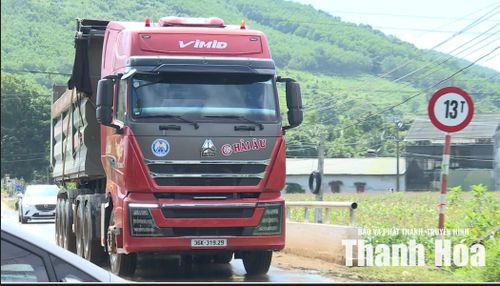 Xe trọng tải lớn đi qua cầu làng Mùn, xã Cẩm Thủy.