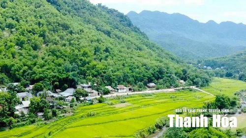 Những nếp nhà sàn nép bên sườn núi...