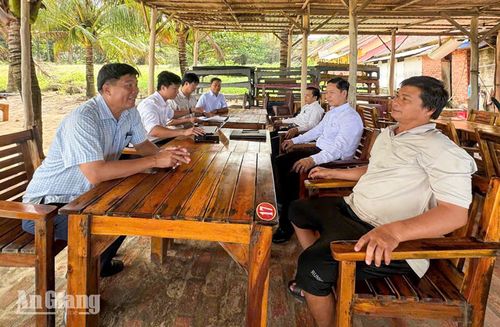 Ngày đầu ra quân, qua tuyên truyền vận động ông Phạm Văn sỹ đại điện doanh nghiệp Free beach Phú Quốc đã tự nguyện tháo dỡ công trình vi phạm.