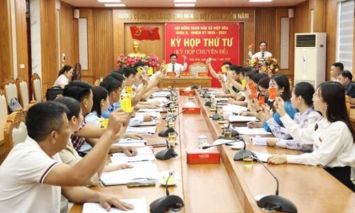 Đại biểu HĐND xã Hiệp Hòa biểu quyết thông qua chủ trương thành lập phường tại kỳ họp thứ Tư.