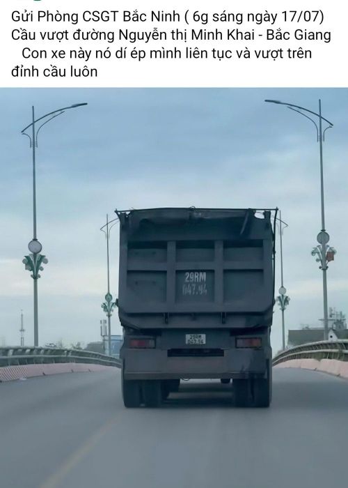  Hình ảnh ô tô vượt trái quy định do người dân ghi hình ngày 17/7. 