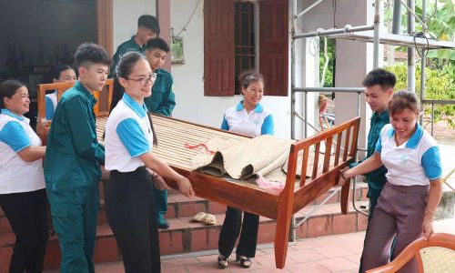  Cán bộ, hội viên phụ nữ xã Nhã Nam hỗ trợ ngày công lao động giúp sửa chữa và dọn dẹp nhà cửa cho các gia đình chính sách trên địa bàn. 