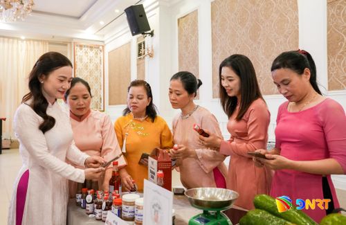Câu lạc bộ Nữ Doanh nhân Đà Nẵng hướng dẫn hội viên phát triển thương mại điện tử. Ảnh: HỒ QUÂN