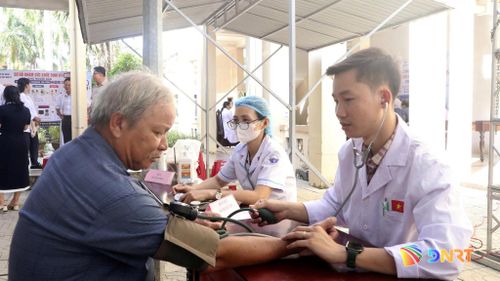 Bác sĩ khám bệnh cho người cao tuổi trên địa bàn phường Tam Kỳ. Ảnh: VIẾT TRỌNG