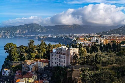 Tại Sorrento, miền Nam nước Ý, việc đi dạo quanh thị trấn chỉ mặc bikini hoặc quần bơi có thể khiến du khách bị phạt tới 500 euro. Ảnh: Euronews