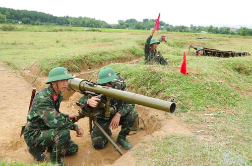 Khẩu đội súng DKZ huấn luyện chuẩn bị cho diễn tập KVPT. Ảnh: Đức Hạnh