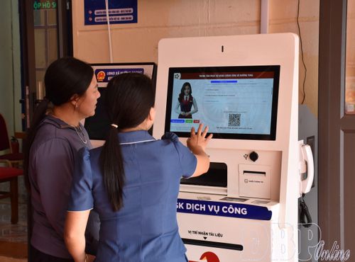 Cán bộ Trung tâm Phục vụ hành chính công xã Mường Toong hướng dẫn người dân thực hiện thủ tục hành chính.
