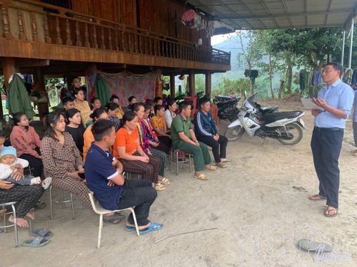 Cán bộ xã Nậm Nèn hướng dẫn người dân thực hiện các biện pháp vệ sinh môi trường, phòng, chống dịch bệnh mùa mưa lũ.