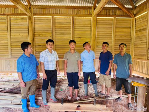 Lãnh đạo xã Na Sang nắm bắt tình hình tư tưởng của người dân để kịp thời chỉ đạo giải quyết những vấn đề phát sinh.