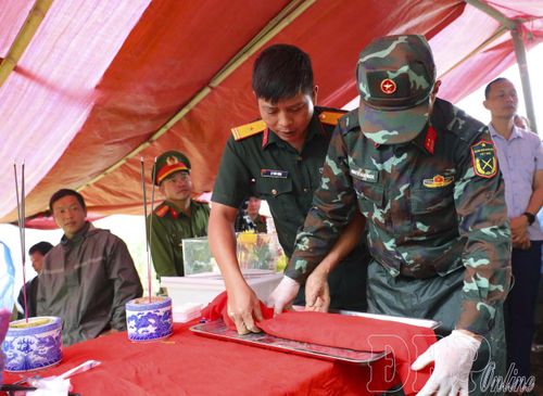 Khai quật, quy tập hài cốt liệt sĩ tại đỉnh đèo Pha Đin, xã Quài Tở. Ảnh: Phạm Trung