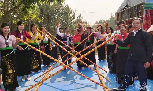 Du khách trải nghiệm không gian văn hóa truyền thống đặc sắc tại Khu du lịch Phadin Pass.