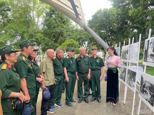 Du khách tham quan, tìm hiểu các hình ảnh, tư liệu được trưng bày tại Hầm Đờ cát.