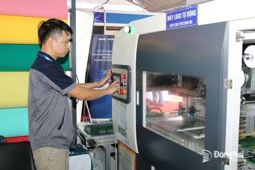 Đại diện một doanh nghiệp giới thiệu thiết bị mẫu tại một triển lãm sản phẩm công nghệ được tổ chức ở Đồng Nai. Ảnh: Hải Quân