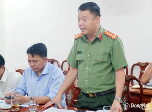 Đại diện Công an thành phố phát biểu liên quan đến công tác nhập liệu thông tin khám, chữa bệnh của người dân. Ảnh: Hạnh Dung