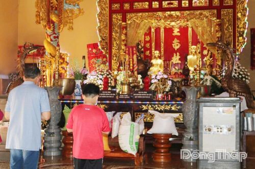 Người dân đến viếng ông, bà Đỗ Công Tường.