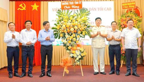 Lãnh đạo tỉnh tặng hoa chúc mừng đồng chí Phạm Thanh Từng, tân Viện trưởng Viện Kiểm sát nhân dân tỉnh Đồng Tháp.