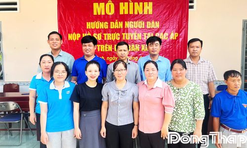 Ra quân mô hình hướng dẫn người dân nộp hồ sơ trực tuyến tại các ấp.