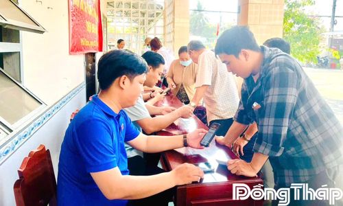 Ra quân mô hình hướng dẫn người dân nộp hồ sơ trực tuyến tại các ấp.