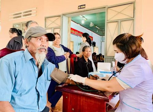  Bác sĩ Trung tâm Y tế Ia Grai thăm khám, sàng lọc sức khỏe cho người cao tuổi trên địa bàn. Ảnh: N.N 