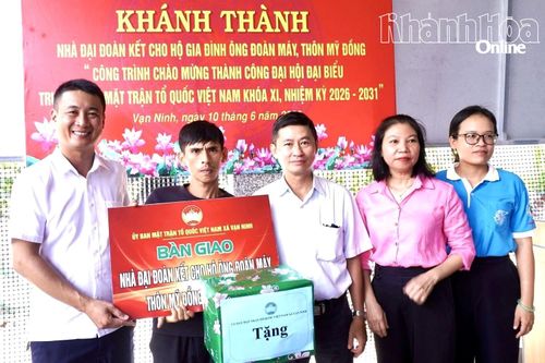 Lãnh đạo xã Vạn Ninh bàn giao nhà Đại đoàn kết cho một hộ gia đình có hoàn cảnh khó khăn trên địa bàn.