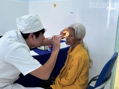 Người dân được kiểm tra các bệnh về mắt