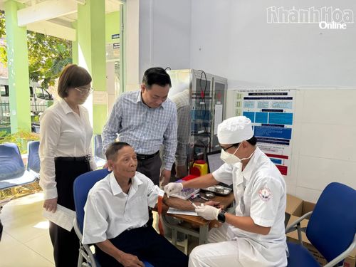 Người dân được lấy máu để xét nghiệm sàng lọc một số bệnh.