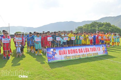 Các đội bóng tham dự lễ khai mạc giải đấu.