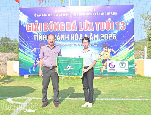 Ông Nguyễn Tuấn Thanh - Phó Giám đốc Sở Văn hóa, Thể thao và Du lịch, Trưởng Ban tổ chức giải trao cờ lưu niệm cho lãnh đạo xã Nam Cam Ranh, đơn vị đăng cai giải đấu.
