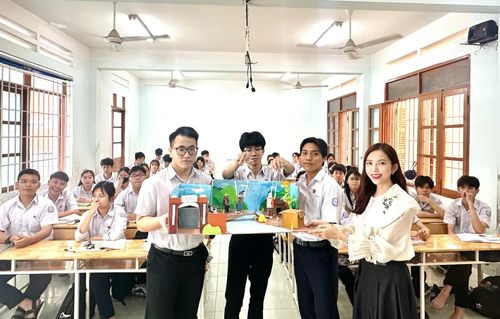 Mô hình múa rối cạn minh họa mối tình Chí Phèo - Thị Nở.