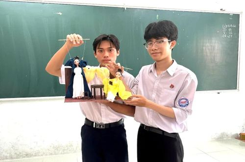 Mô hình múa rối cạn minh họa nhân vật Thúy Kiều, Thúy Vân trong đoạn trích “Trao duyên”.