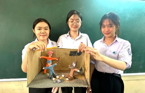 Mô hình múa rối cạn minh họa các nhân vật trong “Chữ người tử tù” của học sinh lớp 10C4.