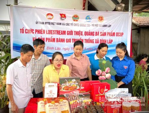 Lãnh đạo Hội Nông dân xã Đình Lập phối hợp tham gia hỗ trợ phiên livestream bán các mặt hàng nông sản của hội viên nông dân xã