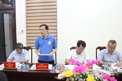 Ủy viên Ủy ban Kiểm tra Tỉnh ủy trình bày báo cáo tại kỳ họp