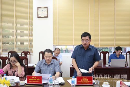 Đồng chí Lê Trí Thức, Phó Chủ nhiệm Thường trực Ủy ban Kiểm tra Tỉnh ủy phát biểu tại kỳ họp