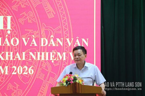 Đồng chí Nguyễn Quốc Khánh, Ủy viên Ban Thường vụ Tỉnh ủy, Trưởng Ban Tuyên giáo và Dân vận Tỉnh ủy phát biểu tại hội nghị
