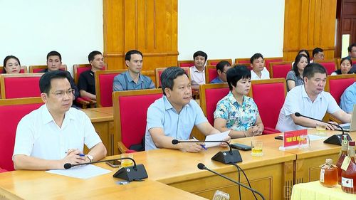 Các thành viên Hội đồng đánh giá, phân hạng sản phẩm OCOP cấp tỉnh xem xét hồ sơ, thảo luận và chấm điểm các sản phẩm tham gia đánh giá đợt 1 năm 2026.